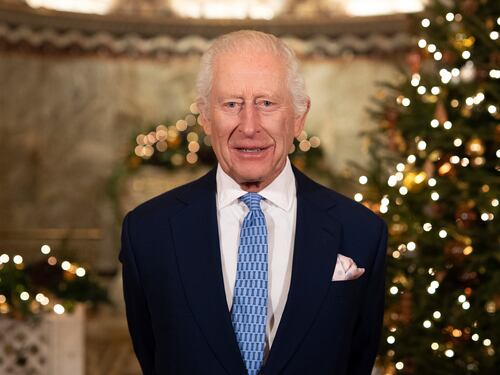 "Grazie ai medici che mi hanno aiutato". Il discorso natalizio di Carlo III