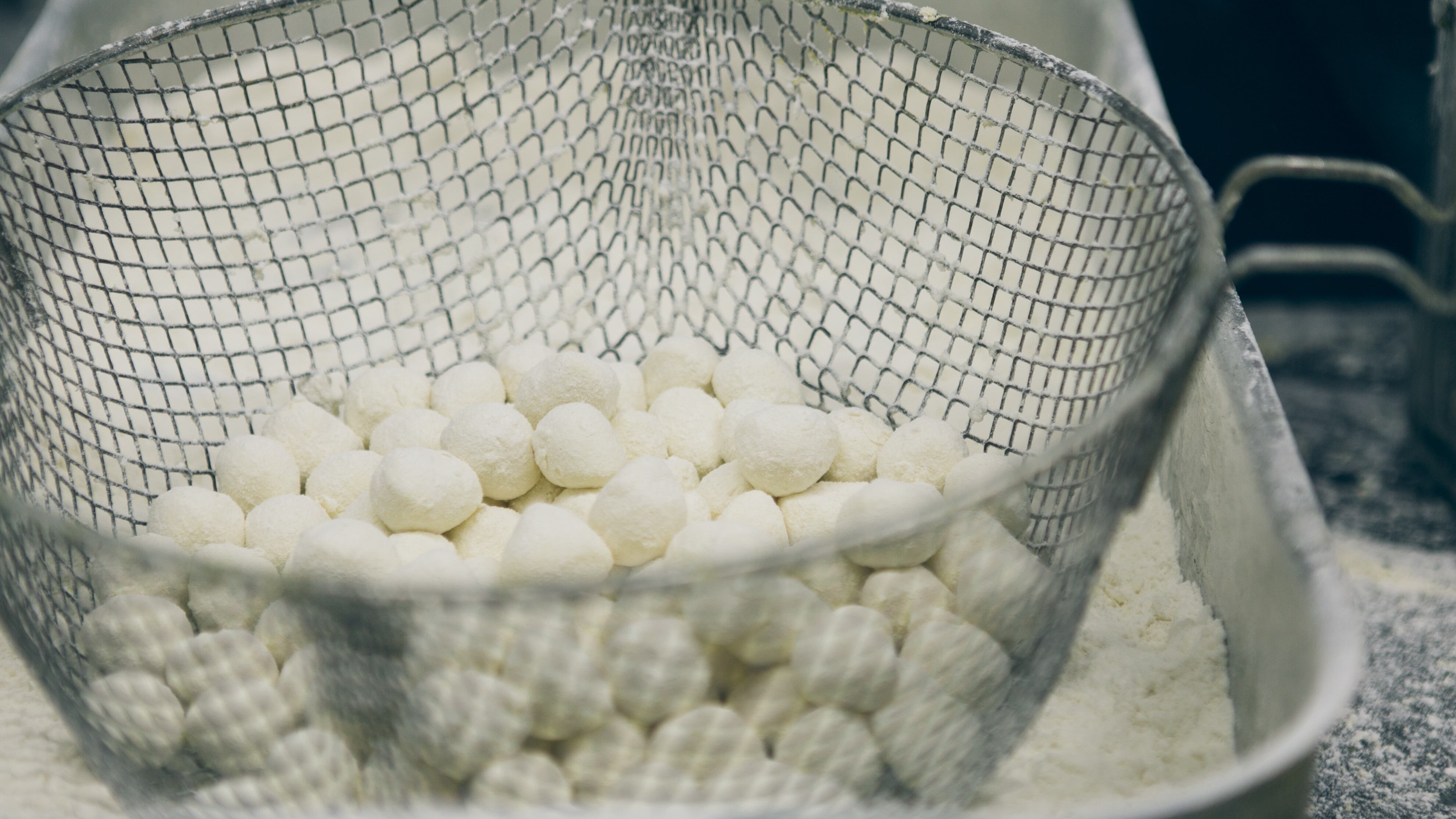La mozzarella di bufala campana e quella firma che è sigla di tradizione