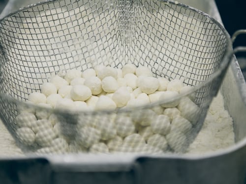 La mozzarella di bufala campana e quella firma che è sigla di tradizione