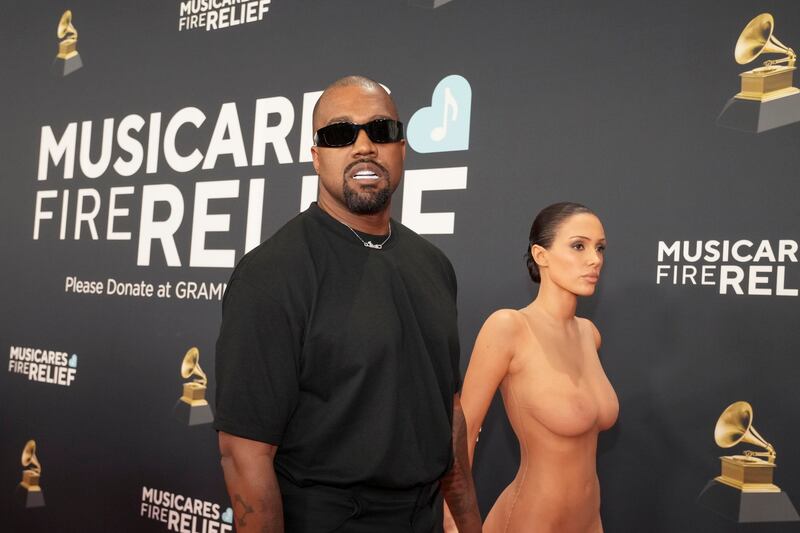 Lo scandalo ai Grammy: Bianca Censori sfila completamente nuda 2