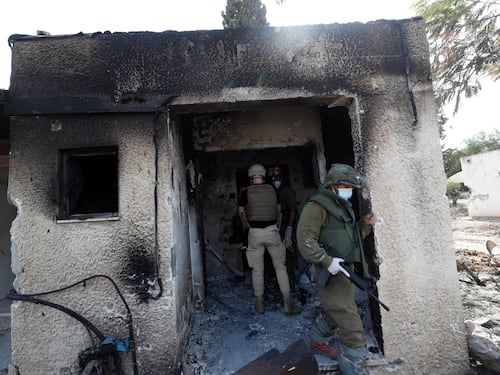 Strage di neonati nel kibbutz: oltre 40 morti, mozzate le teste. "Un massacro mai visto prima"