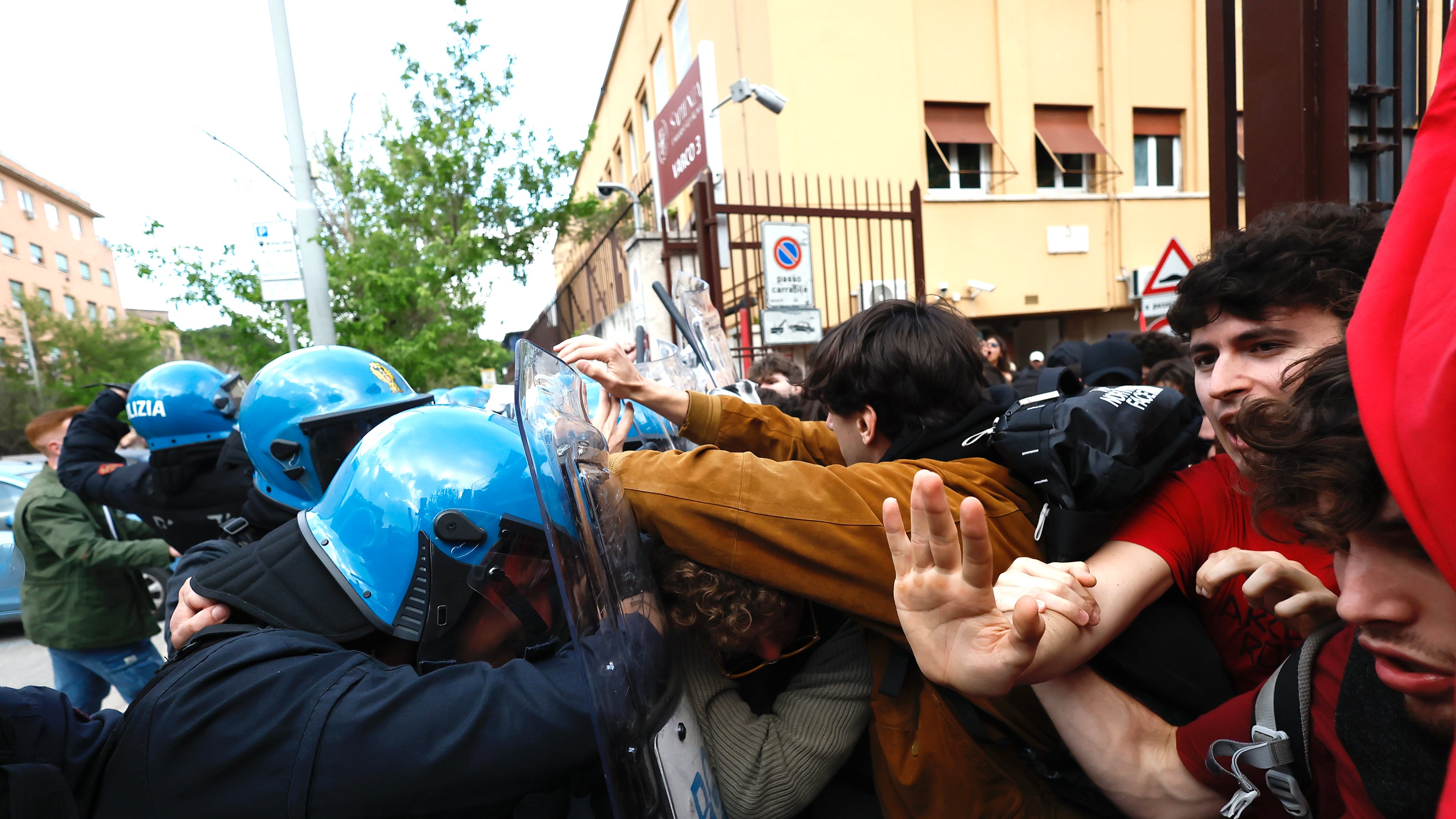 Gli anarchici e il palestinese filo-Hamas: chi c'è dietro gli scontri alla Sapienza