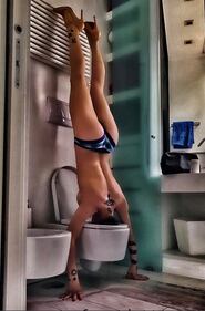 Naike Rivelli nuda con la testa nel wc 2