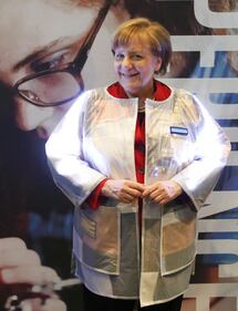 Super Angela: ecco la nuova giacca iper tecnologica della Merkel 7