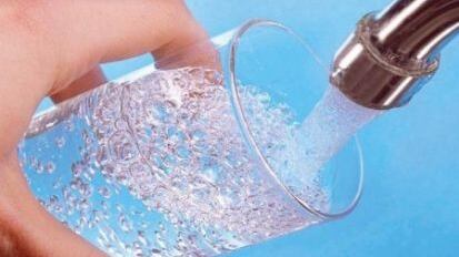 I milanesi sono spreconi con l'acqua: sei su dieci la lasciano correre troppo