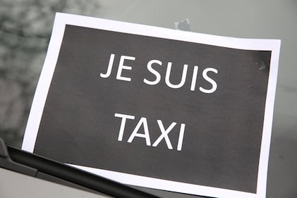 Guerriglia a Parigi contro Uber 12