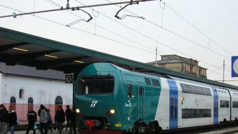 Un pugno a una donna incinta per rapinarla: arrestato
