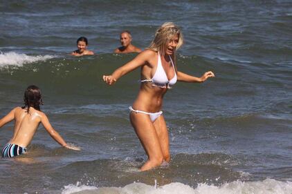 Maddalena Corvaglia sexy in bikini a fascia 30