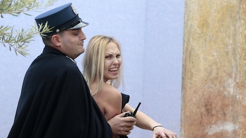 Vaticano, Femen ruba il Gesù del presepe 11