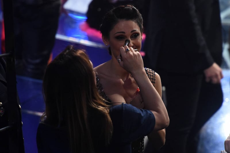 Anna Tatangelo si sveste da Conti 6