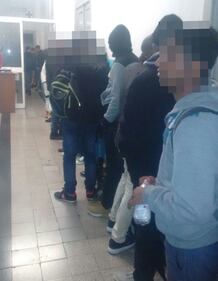 Ventimiglia, 15 migranti in un furgone 3
