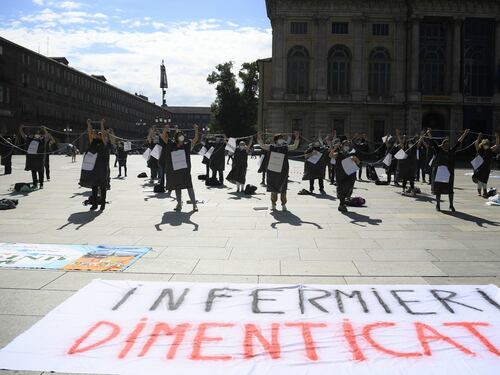 La rabbia degli infermieri: “Dal governo un euro di aumento”