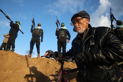 Hamas e il palco dell'orrore: esposte le bare dei 4 ostaggi morti 3