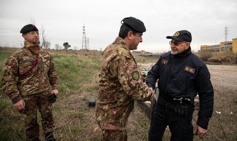 Roma, i militari all'ingresso del campo rom di via Salviati 2
