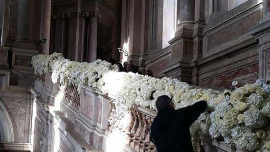 Reggia di Caserta, addobbatore a cavalcioni su un leone: è polemica