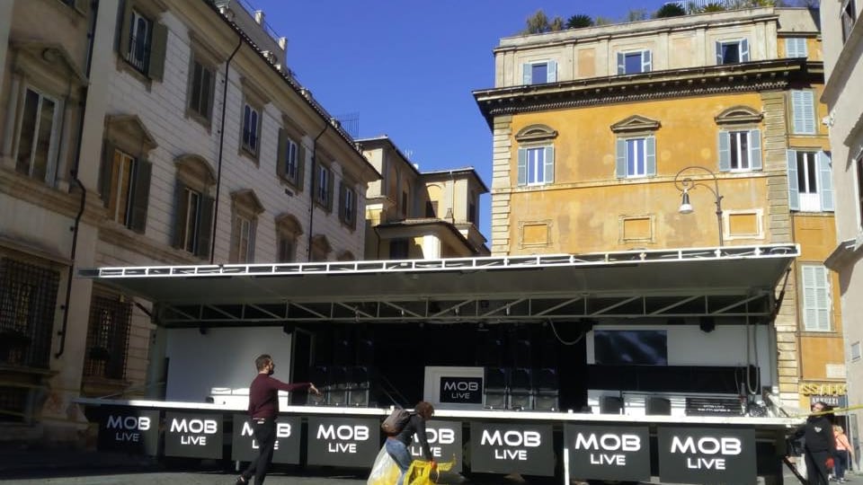 I Cinque Stelle contro le sardine: "Chi vi ha pagato il palco da 2800 euro?"