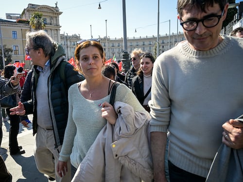 Tutta la "banda" è finita nei guai. Mentre la Salis è ormai una star