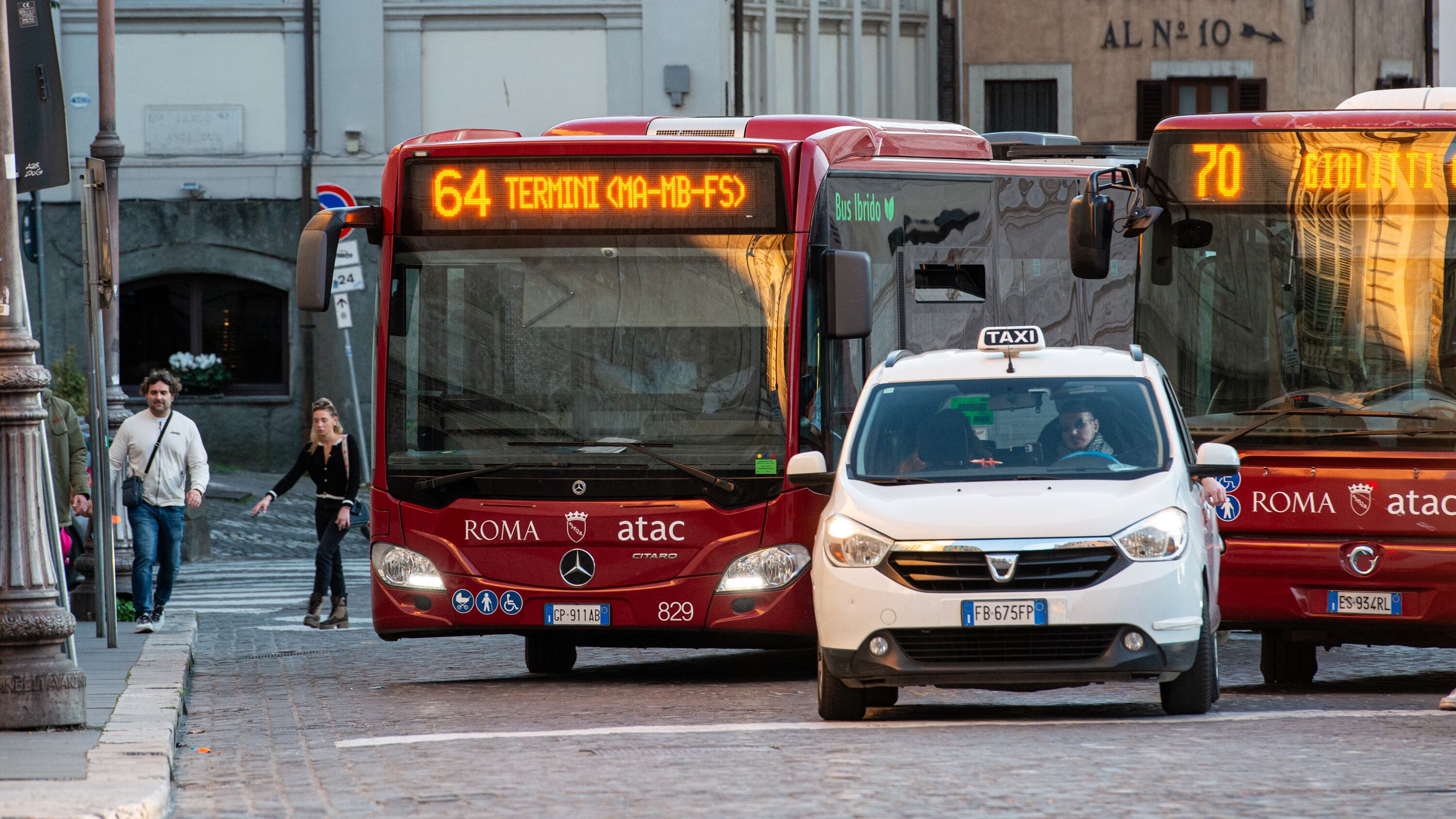 Roma, straniero con coltello e pistola a salve semina il terrore in un bus
