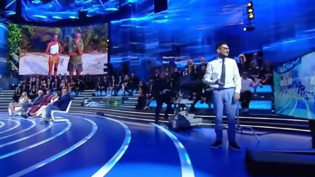 "Bacchettato anche dal regista". Cosa è successo a Enrico Papi in studio all'Isola