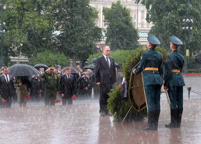 Pioggia battente su Putin: resta impassibile 5