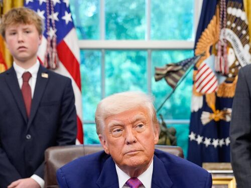 Trump, via alla missione a Riad. Piano di tregua a Gaza e affari. Hamas libera l'ostaggio Usa