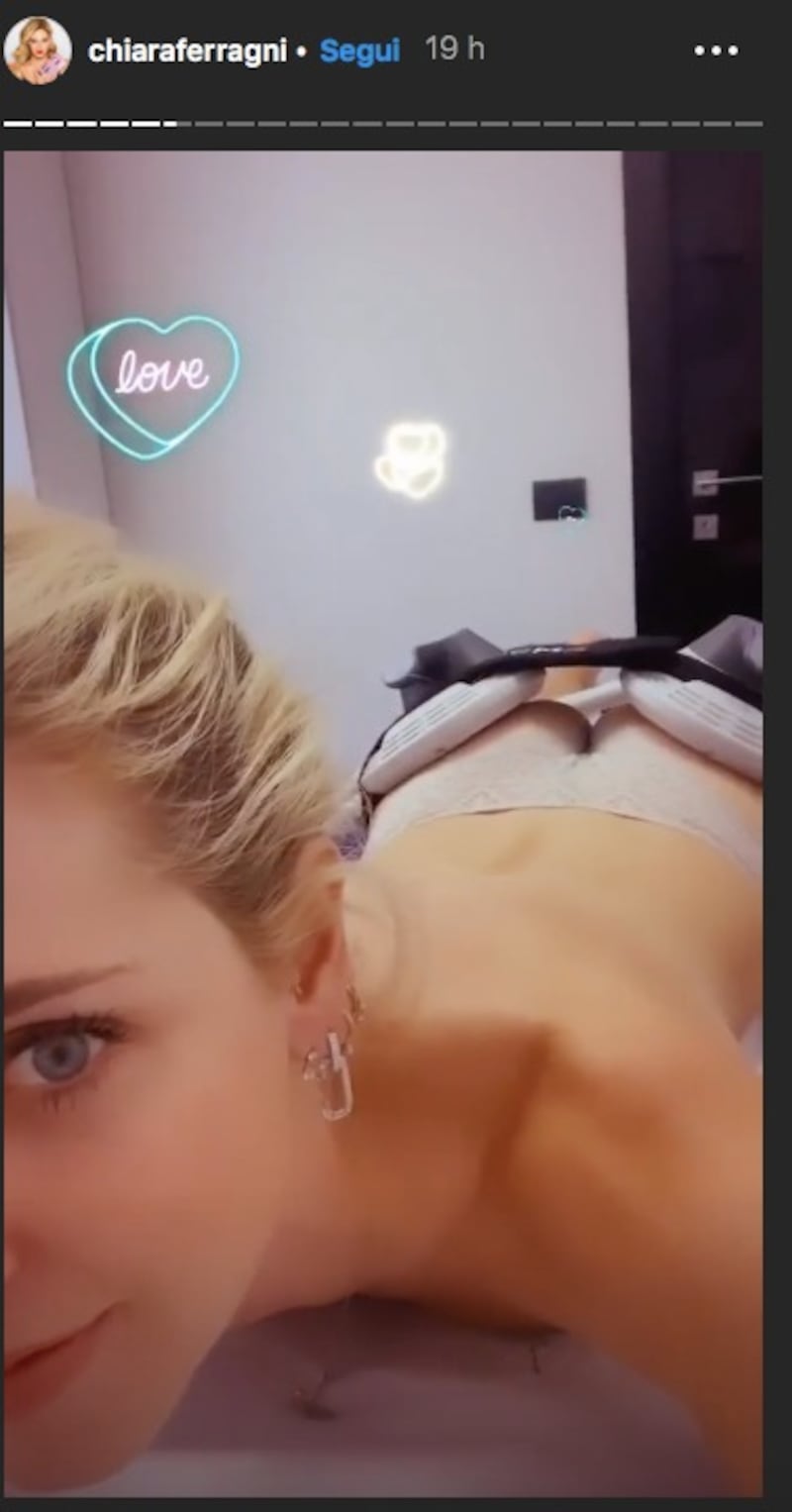 Chiara Ferragni si fa massaggiare il lato B sui social