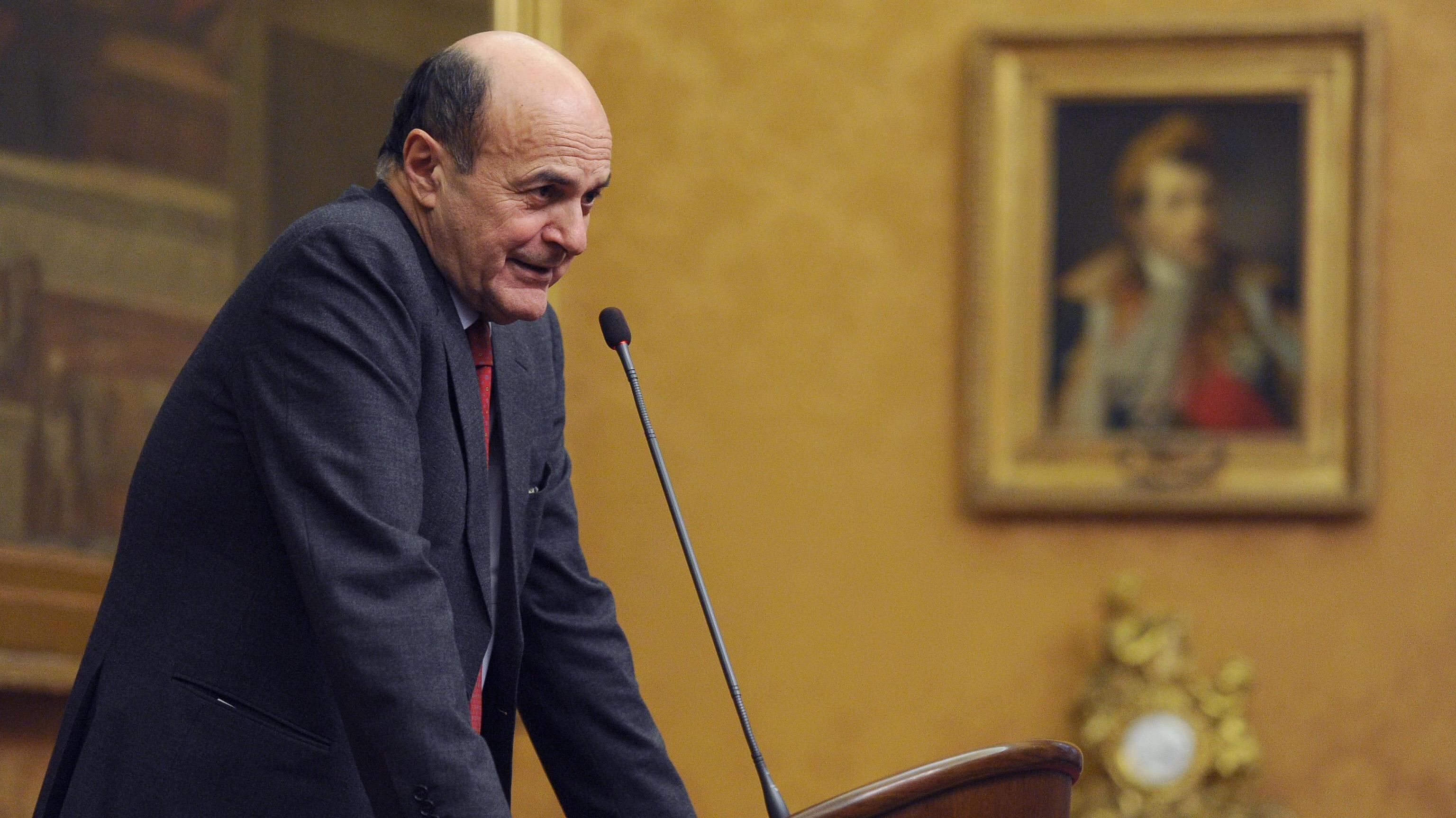 Bersani umiliato e fatto fuori da Grillo: "Lasci, incarico a noi"