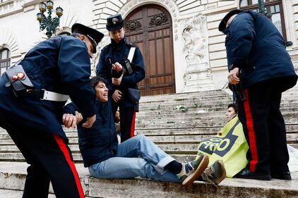 Il blitz di Ultima Generazione davanti palazzo Montecitorio: le immagini 10