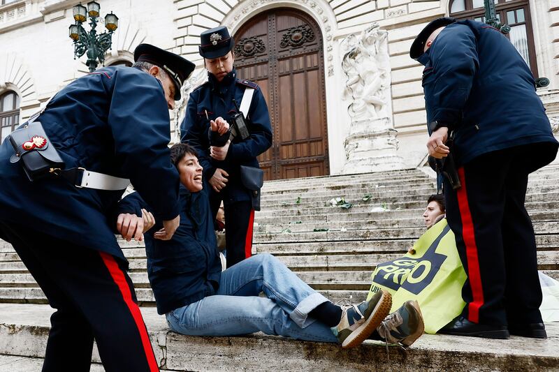 Il blitz di Ultima Generazione davanti palazzo Montecitorio: le immagini 10