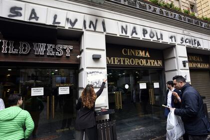 Scritte contro Salvini a Napoli 3