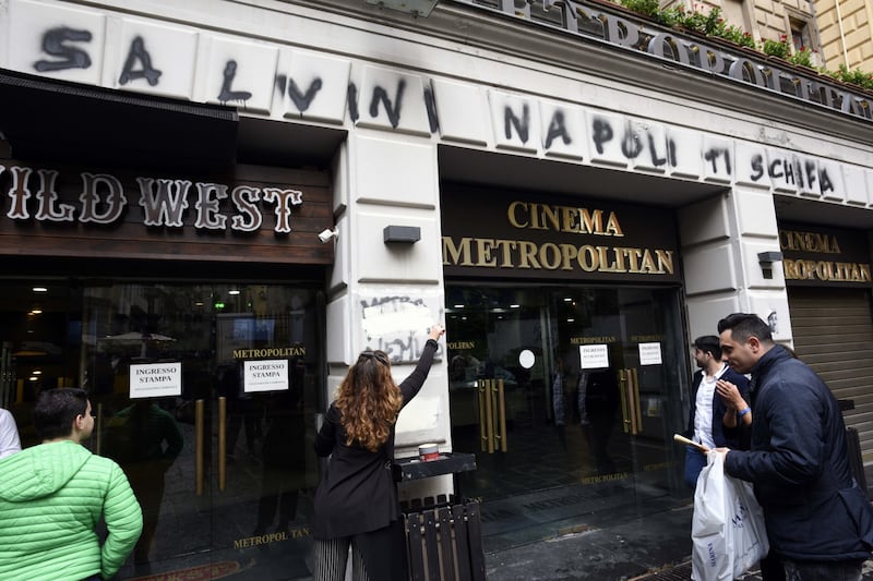 Scritte contro Salvini a Napoli 3
