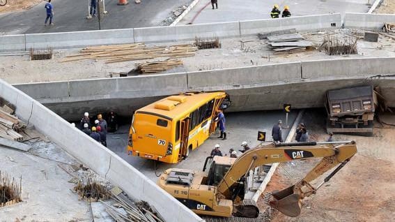 Mondiali nella bufera, cede viadotto appena costruito, 2 vittime