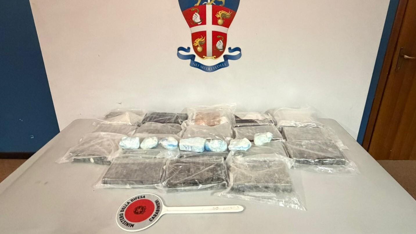 Milano, tenta di sfuggire a controllo, fermato dopo inseguimento aveva in auto 21 chili di cocaina