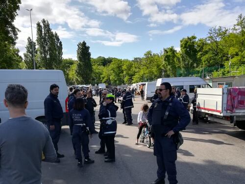 Roma, l'arsenale dei rom trovato nel campo nomadi