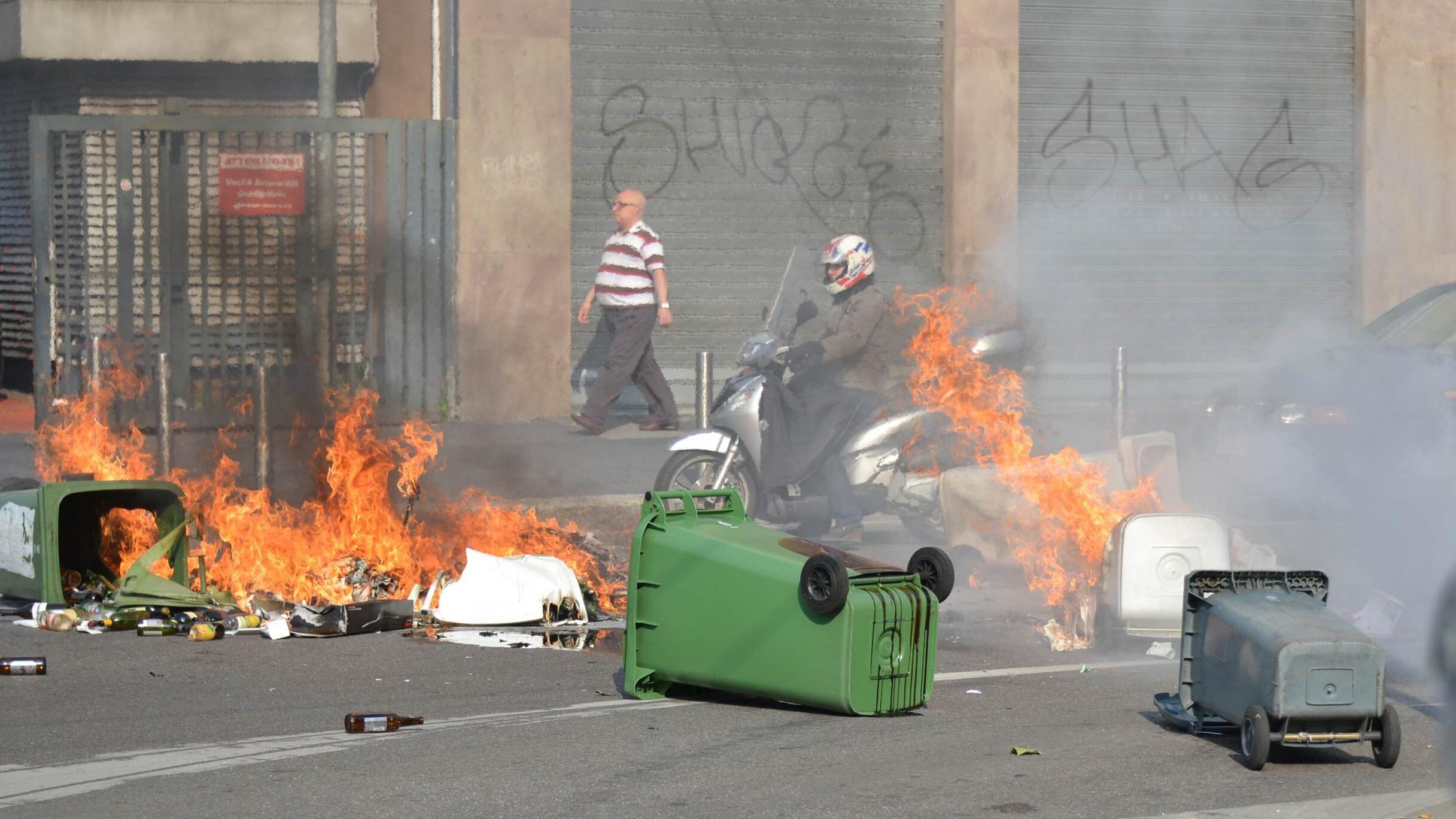 Centri sociali in piazza Vetrine rotte e incendi