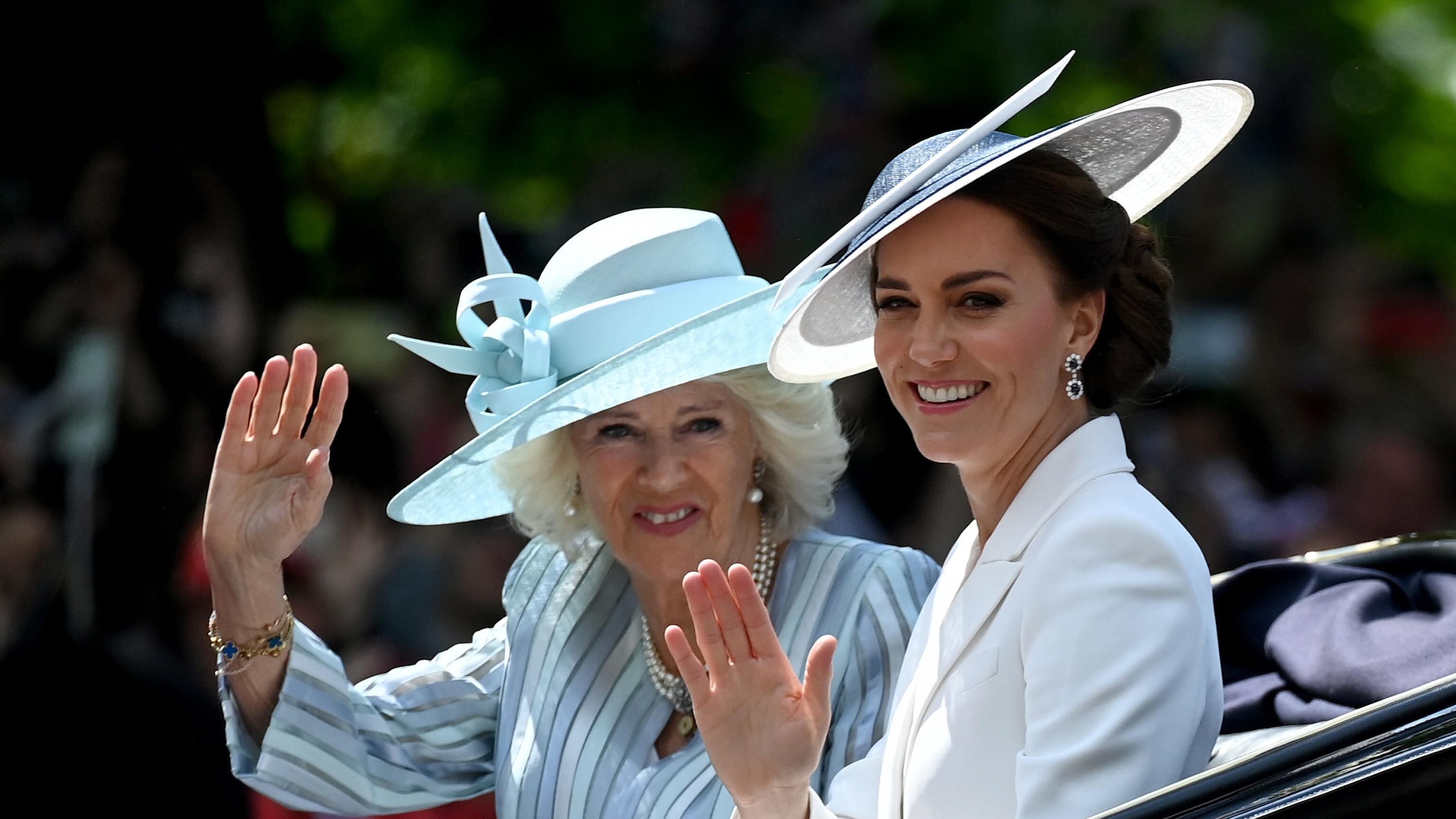 Il mancato inchino, poi la lite: crisi di potere tra Kate e Camilla