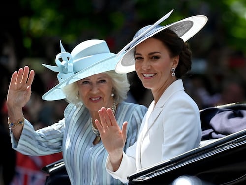 Il mancato inchino, poi la lite: crisi di potere tra Kate e Camilla