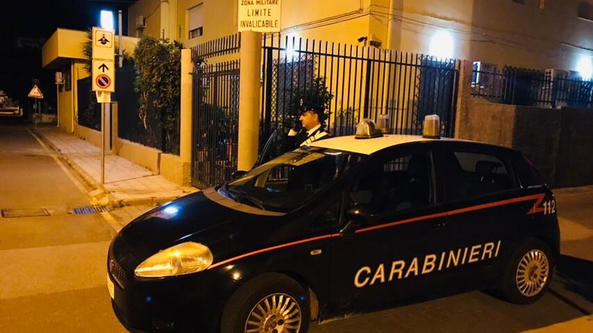Fa un video, si ferisce e poi la minaccia alla moglie: "Adesso tocca a te"