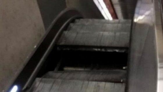 Metro Furio Camillo, crolla gradino della scala mobile