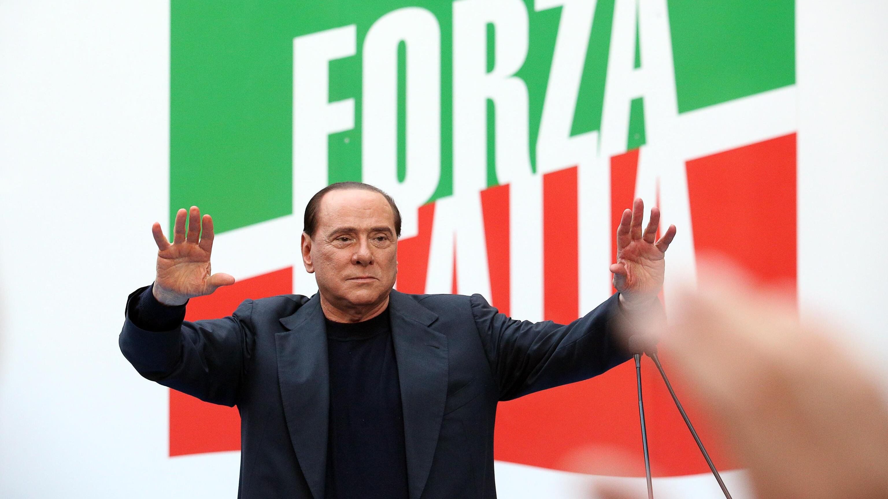 Pdl in piazza, il Cav non molla: "Noi argine contro il regime"