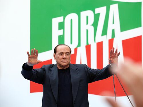 Pdl in piazza, il Cav non molla: "Noi argine contro il regime"