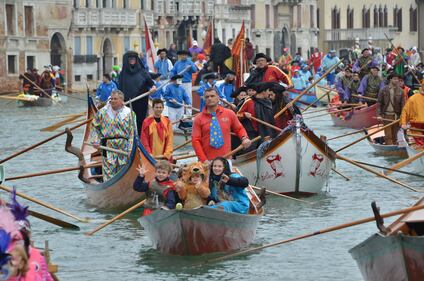 Al via il Carnevale di Venezia: 100 barche sul Canal Grande 2