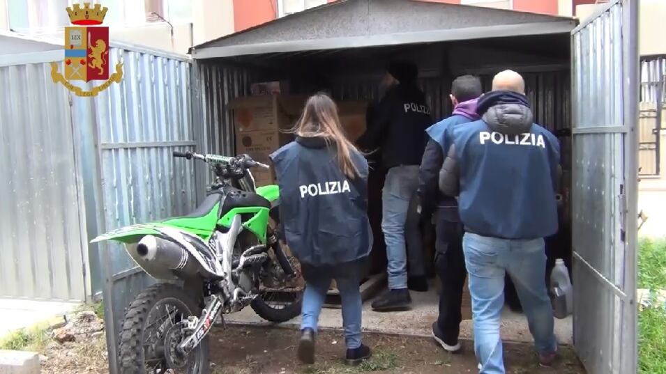 Botti illegali nel magazzino: il cane Ultimo li fiuta e scatta il sequestro
