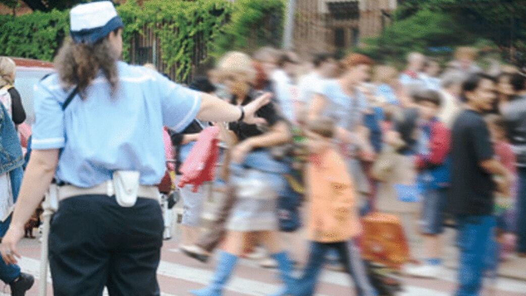Vigili in jeans e maglietta: "A Napoli una vera divisa costa più di tremila euro"