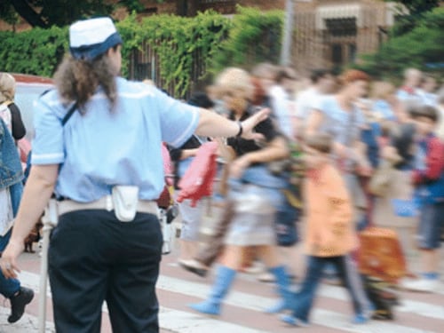 Vigili in jeans e maglietta: "A Napoli una vera divisa costa più di tremila euro"