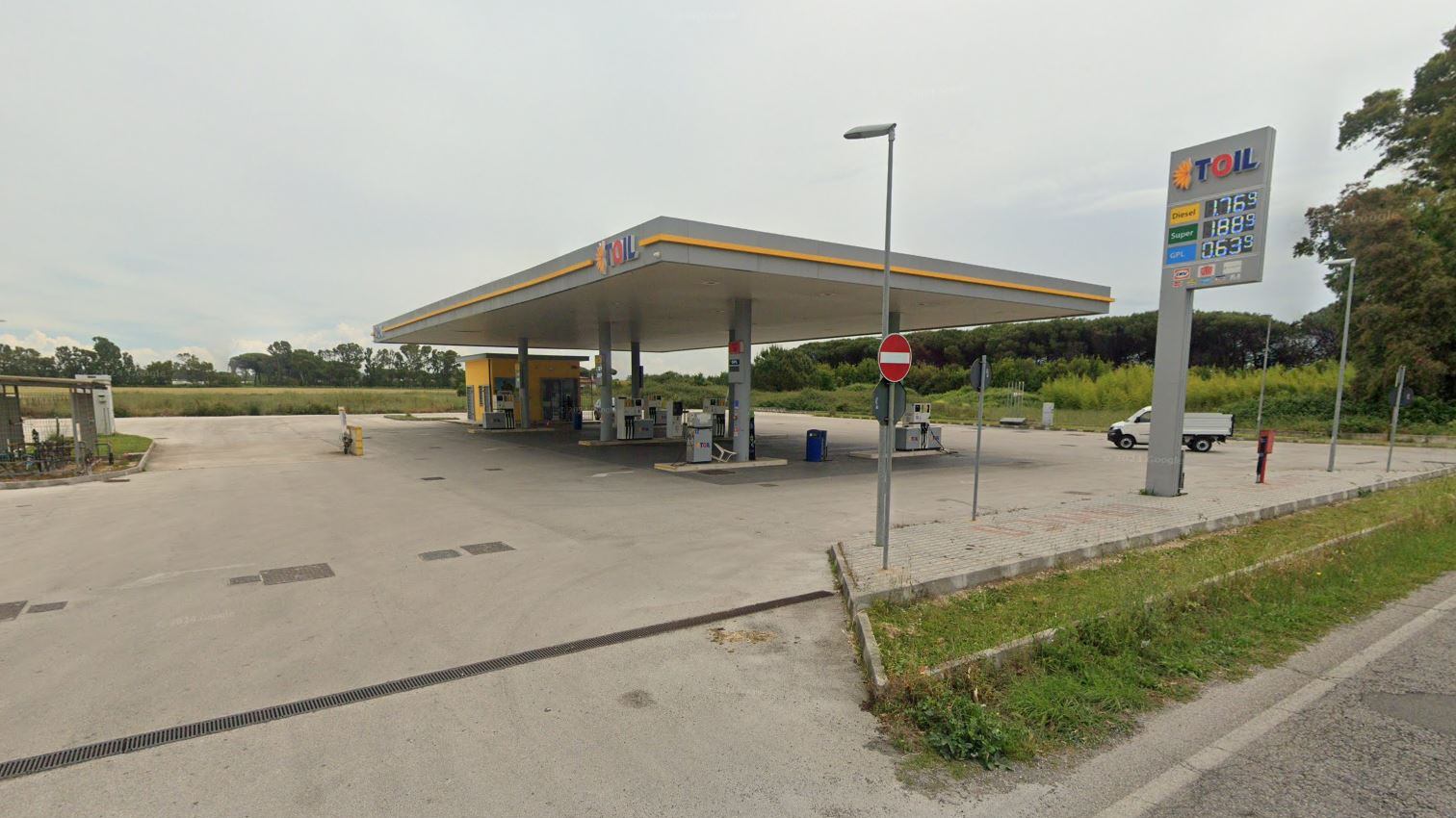 Rapina al distributore, benzinaio ucciso a coltellate. Caccia al killer