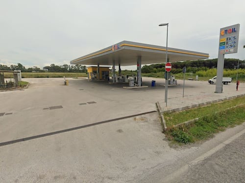 Rapina al distributore, benzinaio ucciso a coltellate. Caccia al killer