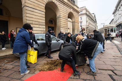 Centri sociali scaricano letame davanti alla Scala  4