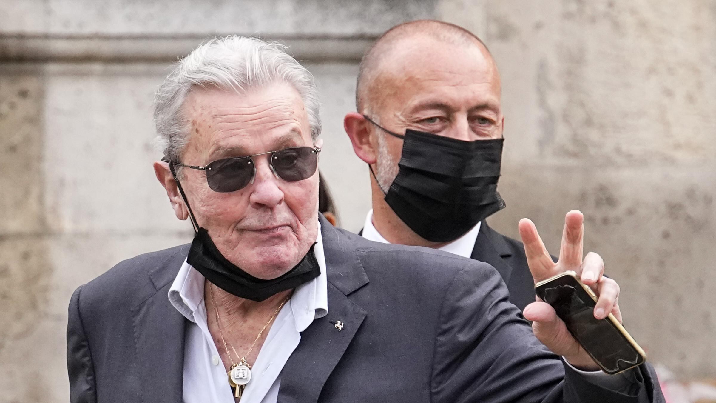 "Voglio morire, la vita è finita", il grido di disperazione di Alain Delon