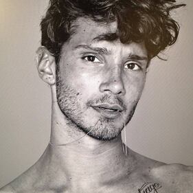 Stefano De Martino cede al ritocchino: si è rifatto le orecchie 11